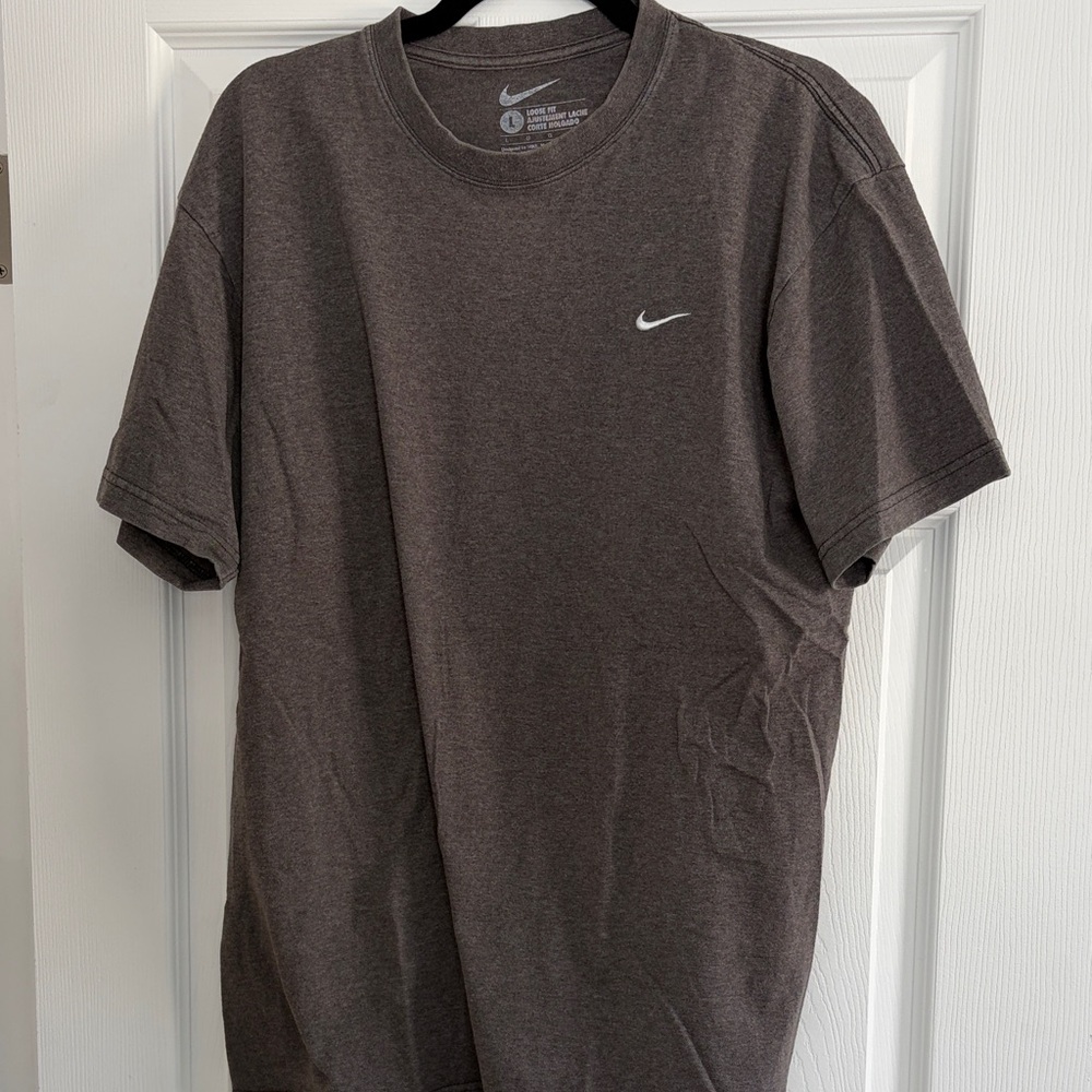 Nike Men's Grey Short Sleeve Tee
